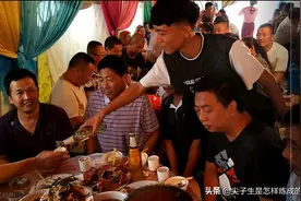 办升学宴无人捧场，邻居：宴无好宴；700分上清华，父子喝汤庆祝图片