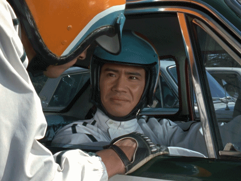 怪兽坐着坦克出现了，赛文奥特曼被怪兽碾压，怪兽：看我的厉害