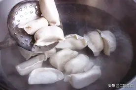 煮冻饺子，直接下锅就错了！少了这1步，饺子破皮，味道也不香图片