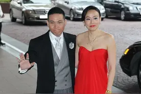 苏永康妻子真有精英的气质，穿抹胸红裙大气低调，6个金镯挺吸睛图片