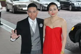 苏永康妻子真有精英的气质，穿抹胸红裙大气低调，6个金镯挺吸睛图片