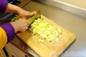 青岛味儿！毛蛤蜊拌马家沟芹菜 吃过忘不了的特色美食图片