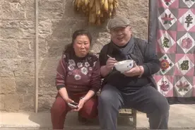 央视主持董浩,36岁被下"死亡通牒",今65岁同娇妻住乡下破屋吃面条图片