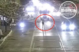 女子抱着3个月婴儿，冲向过往车辆：孩子爸输光了奶粉钱图片