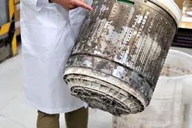 避免污渍堆积 洗衣机清洁进行时图片