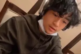 张柏芝大儿子近照，爆炸头皮肤黑到发亮，胡子拉碴不像老爸谢霆锋图片