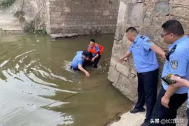 生死60秒！民警下沟渠救人图片