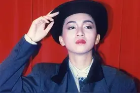8位巨星为梅艳芳扶灵，谢霆锋手捧遗像，成龙在现场失声痛哭图片