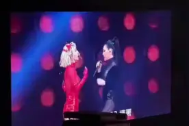 太开放！蔡依林小S演唱会热吻到嘴巴变形，结束后尴尬秒甩头图片