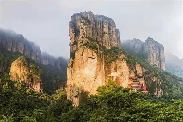 灵峰景区是雁荡山的东大门,以山崖重峦,奇峰怪石,古洞石室,碧潭清润而