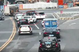 司机强行冲卡，将交警撞到膝盖骨裂，他说：我急着去相亲图片