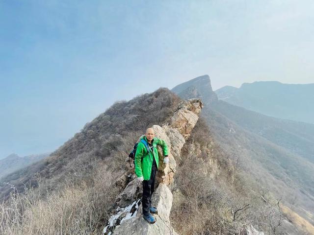 郑州驴友徒步经典户外线路，万丈梯刀背山穿越小长城黄金大草原