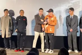 71岁张艺谋太新潮了！穿安踏出席发布会，倪大红全身李宁更抢风头图片