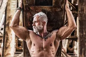 健身小伙“扮老”成白发爷爷，一身肌肉威猛如天，还有女朋友图片