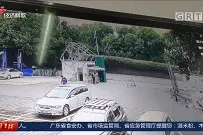 惨烈！两小车疑因互相斗气，致其中一辆翻车！行车记录仪曝光惊险瞬间图片