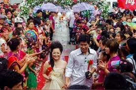 1314根棒棒糖装饰婚车，新郎创意引点赞，网友：用心无关贫富图片