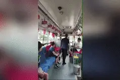 没赶上公交车，男子暴怒！打车追了一站地，拦停车辆殴打驾驶员图片