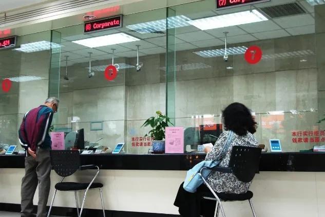 邮政金卡和普通卡有什么区别（工作人员为何会劝人办金卡）