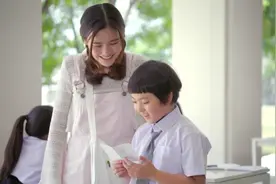 小屁孩藏心意卡进课本，意外掉出被小女神一脚踩中，这表情太逗了视频封面