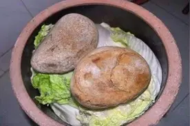 老农带“压菜石”鉴宝，观众看后哄堂大笑！专家：至少值5个亿图片