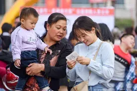 买彩票中500万，不给领？彩票中心职员：这几点没做对，钱拿不走图片