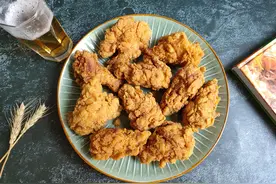 炸鸡裹面粉还是淀粉？都不对，教你炸鸡店做法，外酥里嫩香掉渣图片
