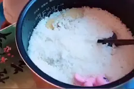 江苏一孩子把袜子放蒸好的米饭里，爸爸看到后哭笑不得：含泪吃了图片