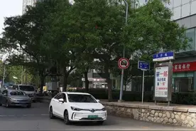 南京路与长沙路交口南侧设立“禁止机动车通行”标志牌图片