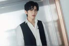 蔡徐坤上演“眼睛杀”，简单的白衬衣穿出帅学长感觉图片