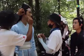 王一博缠着肖战看蚊子包，粉丝脑洞太大，一句话反转对话含义图片