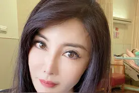 台湾女神级艺人发表爱国言论，遭路人围殴暴打，警卫一旁看热闹图片