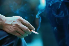 长期吸烟的人，早晨起床后若没有这6种不适，或说明肺部还算干净图片