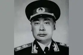 按授衔规定，陈毅不能被授予元帅，周总理提到谁让中央同意授帅？图片