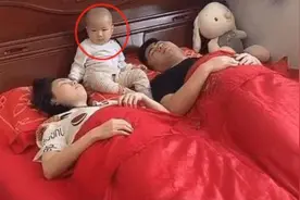 一家三口午睡照火了，夫妻俩熟睡宝宝独坐床头，网友：孩子真难图片