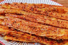 “零食跟饭一样都管饱！”奶奶宠孙女买辣条当饭吃，却让孩子破相图片