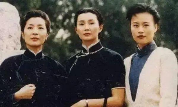 抛开狠角色，邬君梅这次竟在《燃烧》中演了个如此温柔的女精英