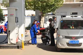 骑电动车和摩托车，选哪个会更实用、更划算？一看便知图片