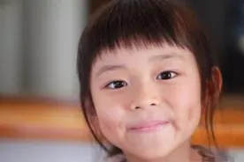“有酒窝宝宝是妈妈前世恋人？”科学解释酒窝形成，和你想的不同图片