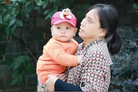 婆婆帮忙带孩子，需要给她付工资吗？宝妈们的回答引人深思图片