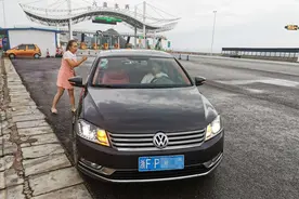 紧急！车上有个危重病人，交警闯红灯11分钟送医救治图片