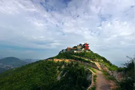 东姚镇白云山，湛蓝的天，洁白的云，一幅醉人的天然画卷图片