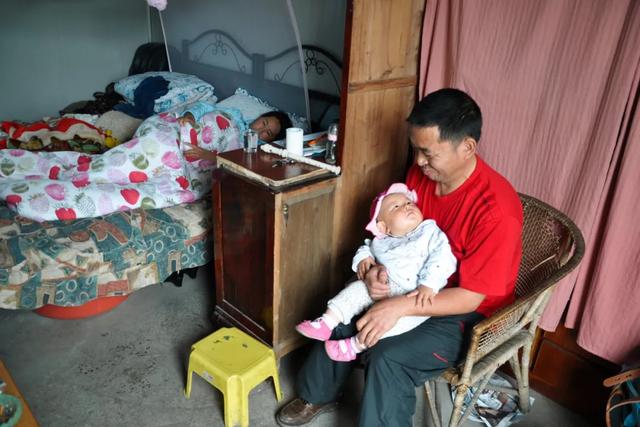 这些被互联网遗忘的家庭，他跟拍了12年：一度哭到拍不下去