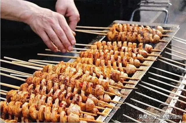 馋嘴街边的烤面筋，教你在家做，面筋劲道有嚼劲，2斤粉做一大把