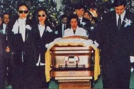 香港艺人葬礼扶灵：吴孟达无扶灵，翁美玲泪目，陈百强感人图片
