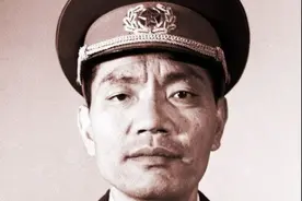 老政委落难时，他亲自送去五条烟，33年后，他被授予上将军衔图片