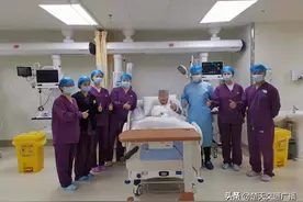 胸闷气喘半年，男子肺里洗出19升“牛奶”图片