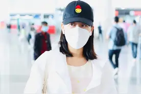 今日份清新少女！马苏现身北京机场，卡通T配卡通帽尽显满满童心图片