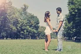 心理学：女人默许你可以这样对她，意味着很渴望得到你图片