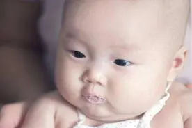 宝宝嘴里吐泡泡流口水，爸妈做到这5点，口水疹淹脖子统统都走远图片