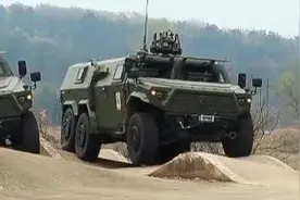 加长版六驱“猛士”亮相75集团军演训场，运载突击能力大大提升图片